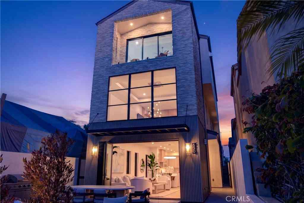 Homes For Sale - 520 11th Street<br/> Huntington Beach, CA 92648