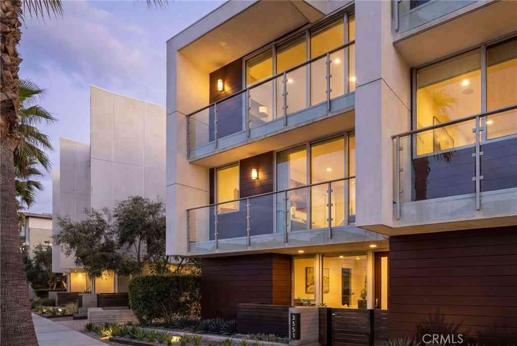 Townhouse For Sale - 3351 Via Lido<br/> Newport Beach, CA 92663