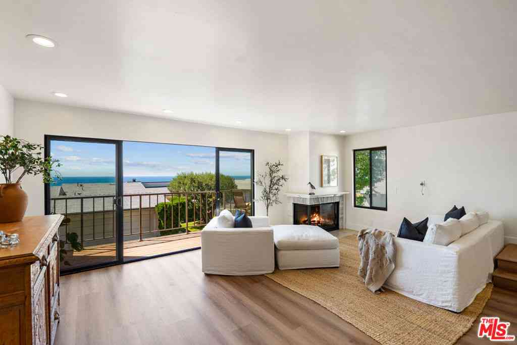 Condo For Sale - 6782 Shearwater Lane<br/> Malibu, CA 90265