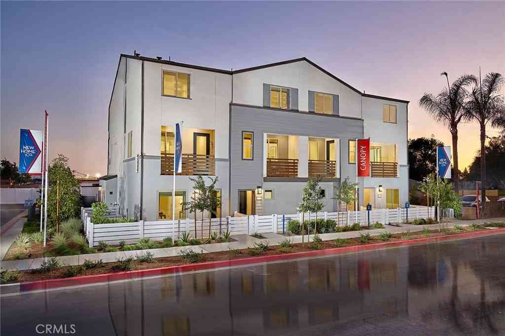 Townhouse For Sale - 1305 W North Pinecrest<br/> Ontario, CA 91762