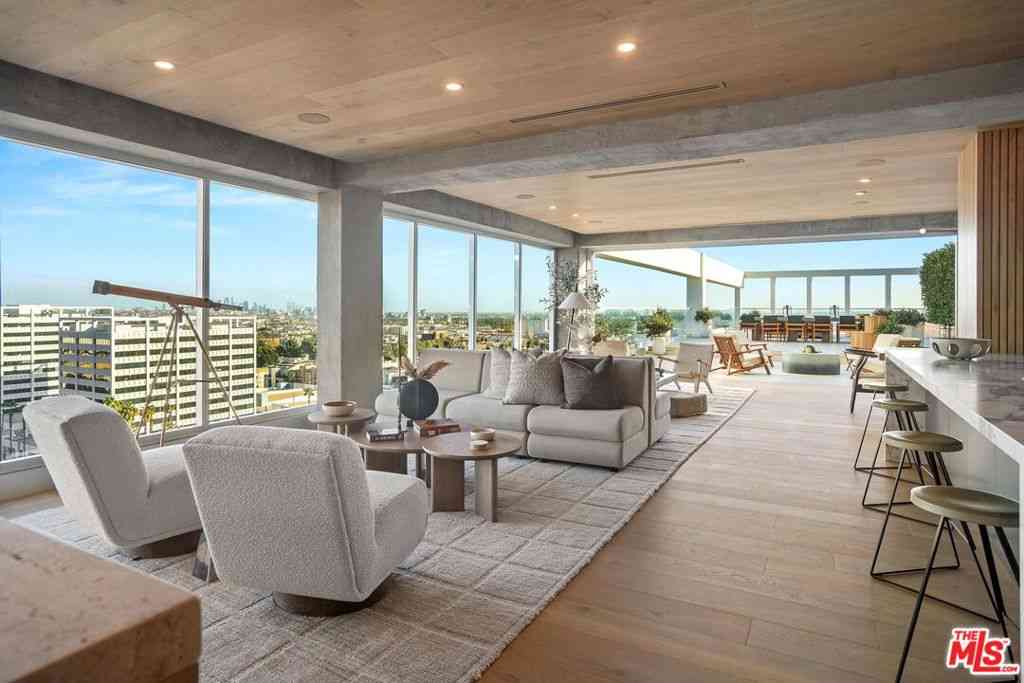 Condo For Sale - 7135 Hollywood Boulevard #PHE<br/> Los Angeles, CA 90046