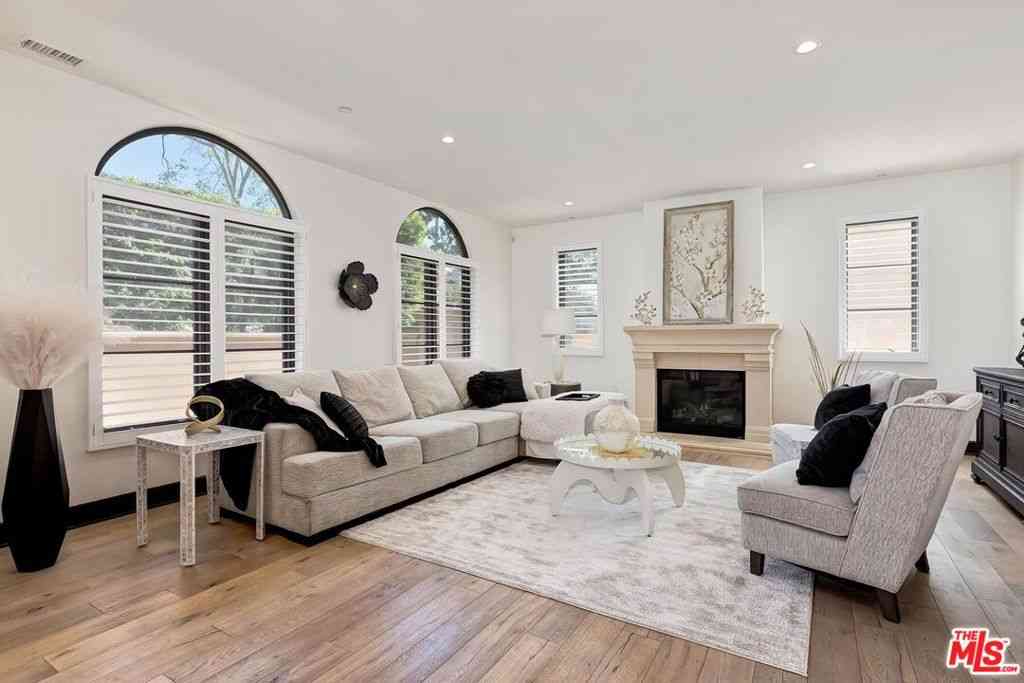 Condo For Sale - 10523 Ashton Avenue #101<br/> Los Angeles, CA 90024