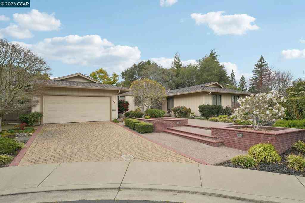 Homes For Sale - 34 Sherwood Ct<br/> Moraga, CA 94556