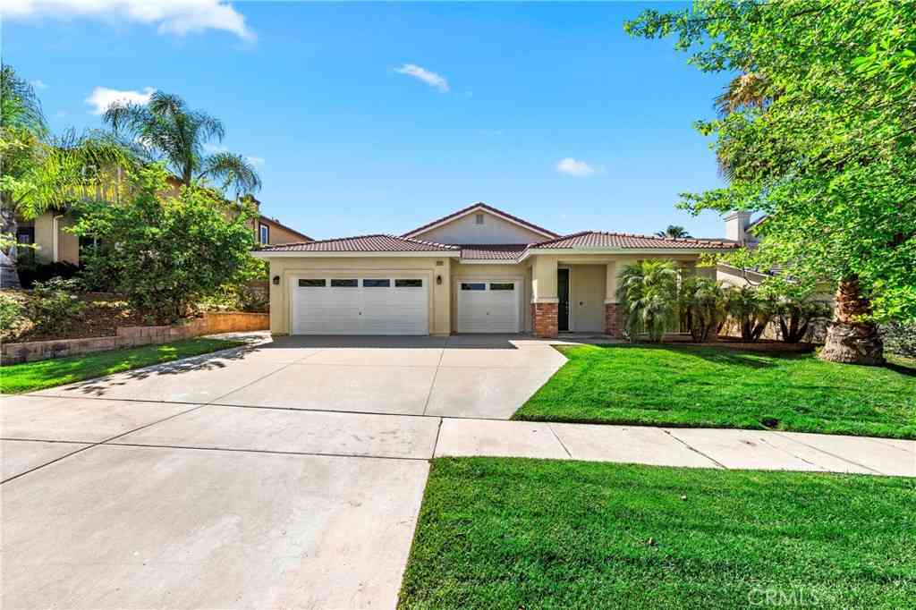Homes For Sale - 4132 Crooked Stick<br/> Corona, CA 92883