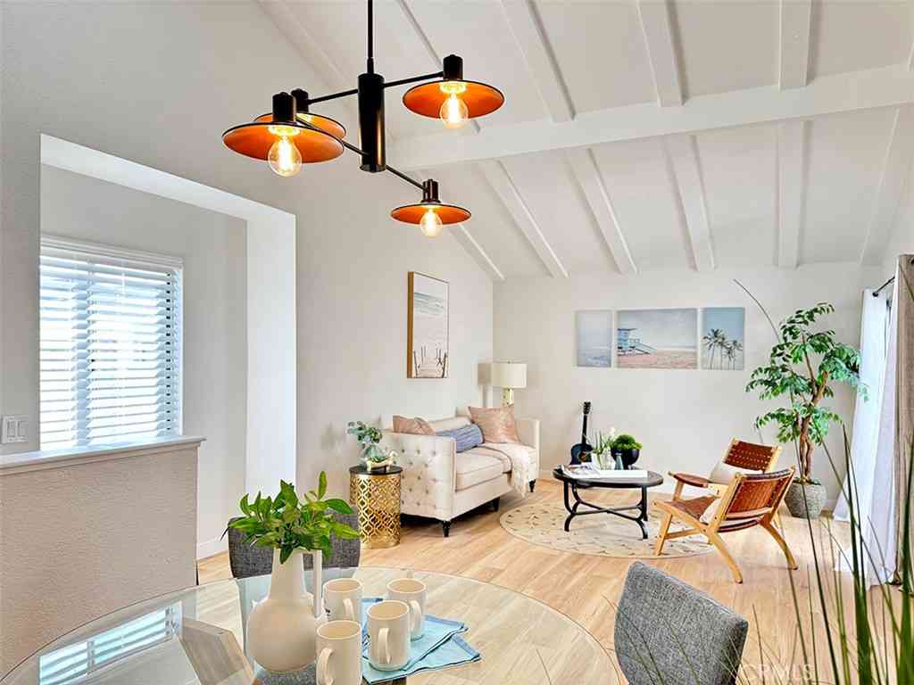 Townhouse For Sale - 2720 W Segerstrom #D<br/> Santa Ana, CA 92704