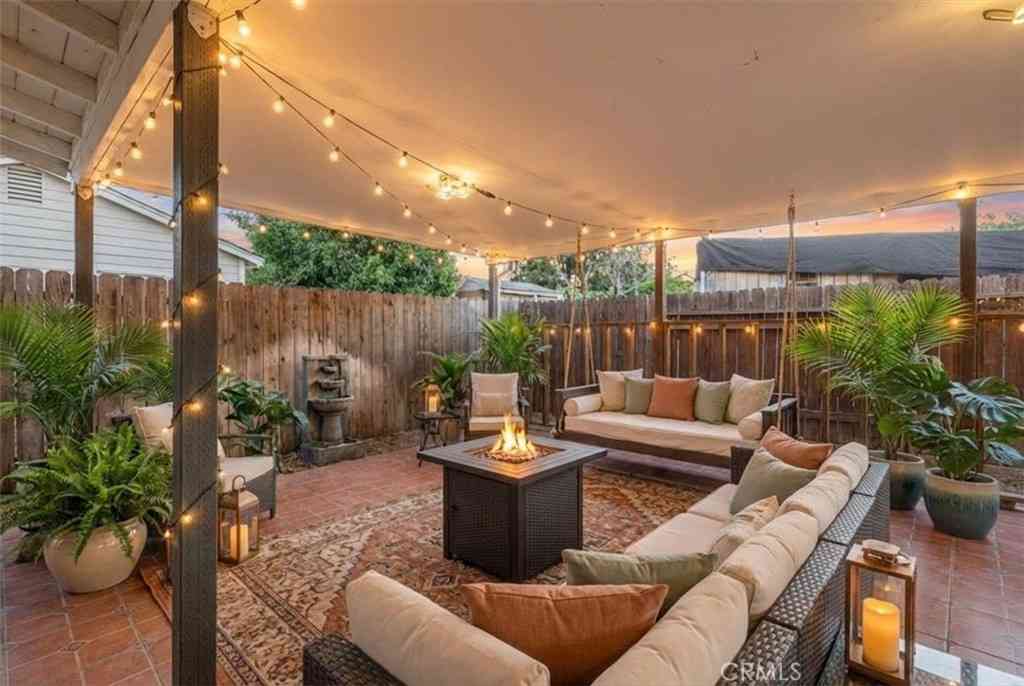 Homes For Sale - 1450 W 35th Place<br/> Los Angeles, CA 90018