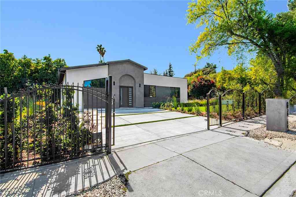 Homes For Sale - 20100 Hatteras Street<br/> Woodland Hills, CA 91367