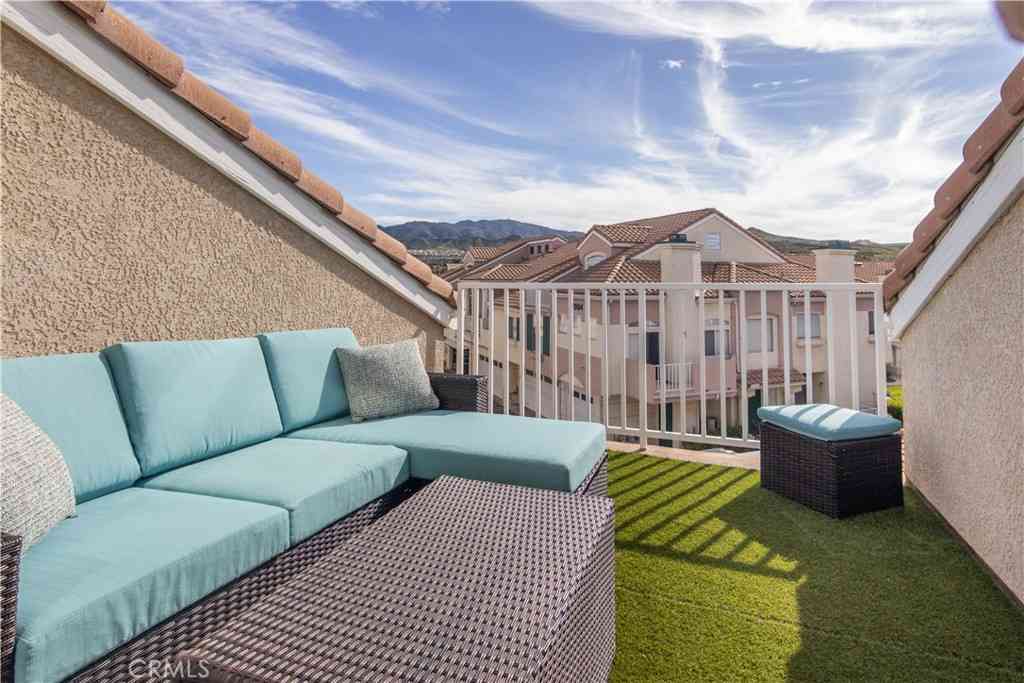 Townhouse For Sale - 27006 Karns Court #61305<br/> Canyon Country, CA 91387