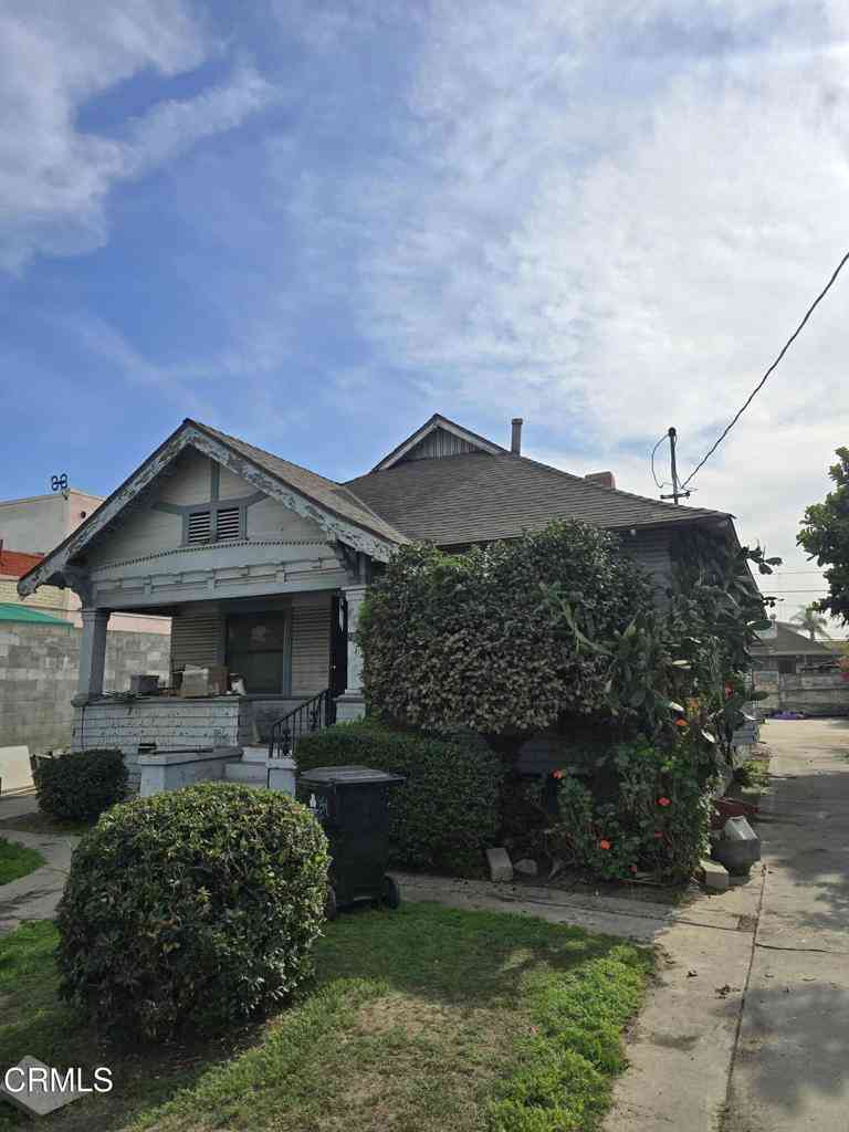 Homes For Sale - 1020 W 42nd Place<br/> Los Angeles, CA 90037