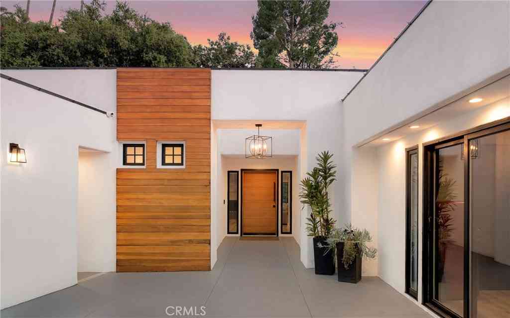 Homes For Sale - 16688 Oldham Street<br/> Encino, CA 91436