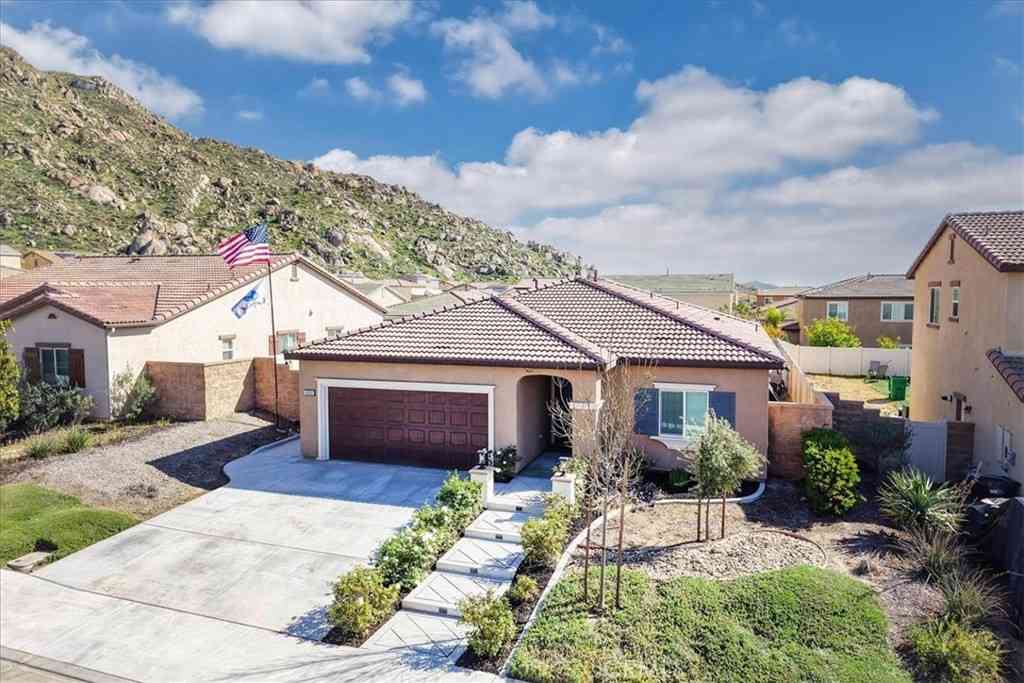 Homes For Sale - 30151 Meadow Oaks<br/> Menifee, CA 92585