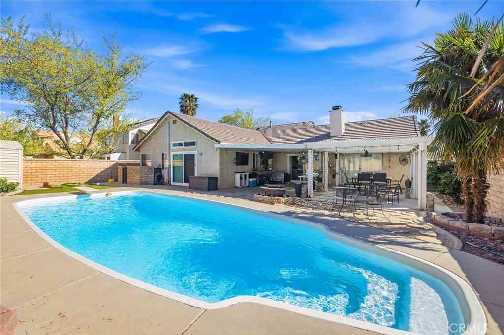 Homes For Sale - 2709 Sandstone Court<br/> Palmdale, CA 93551