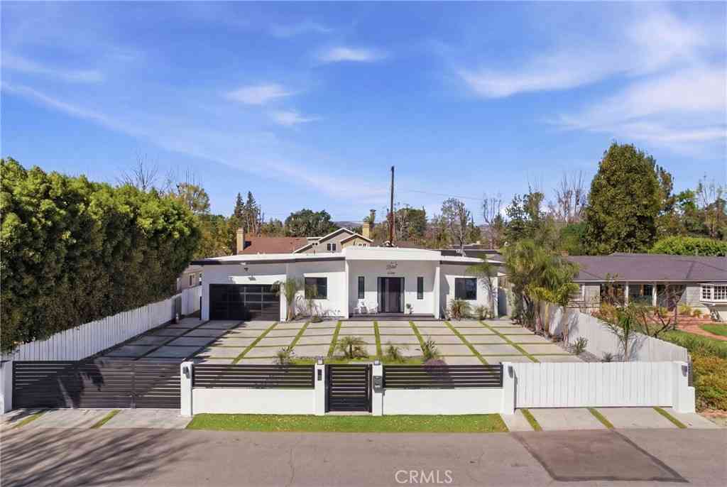 Homes For Sale - 23143 Leonora<br/> Woodland Hills, CA 91367