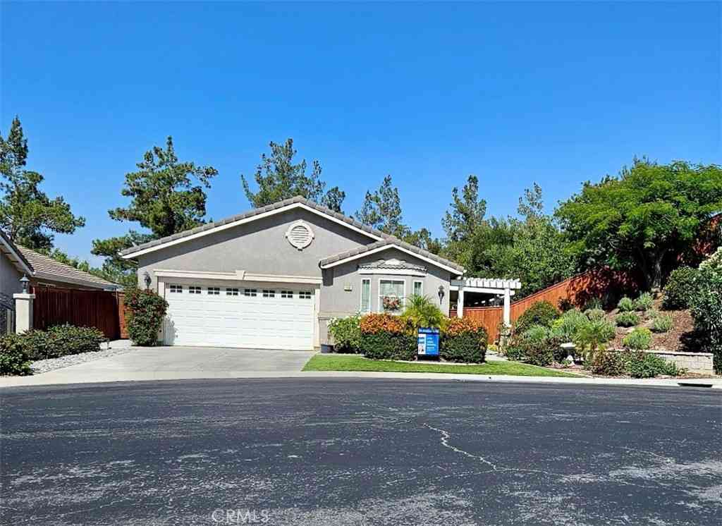 Homes For Sale - 140 Mccarron Way<br/> Hemet, CA 92545