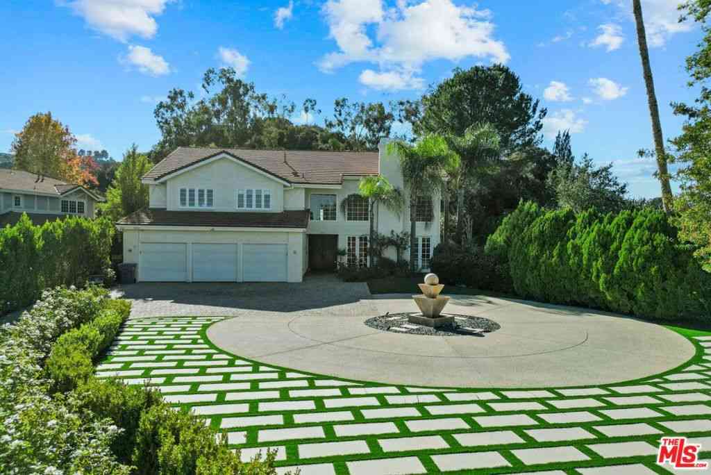 Homes For Sale - 22241 Alizondo Drive<br/> Woodland Hills, CA 91364