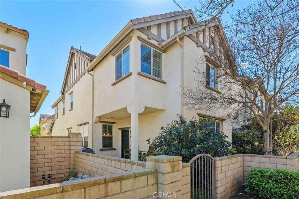 Townhouse For Sale - 814 Pyramid Court<br/> Corona, CA 92880