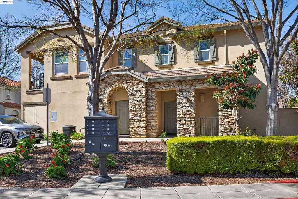 Condo For Sale - 86 S Cortadillo St<br/> Mountain House, CA 95391