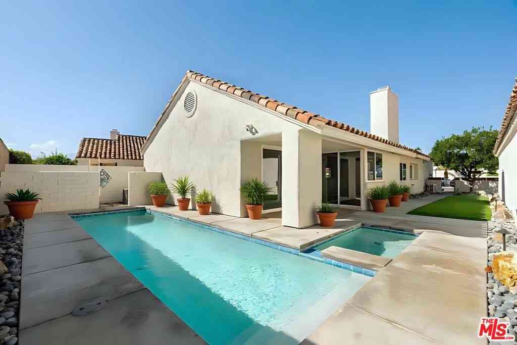 Homes For Sale - 77571 Calle Las Brisas<br/> Palm Desert, CA 92211