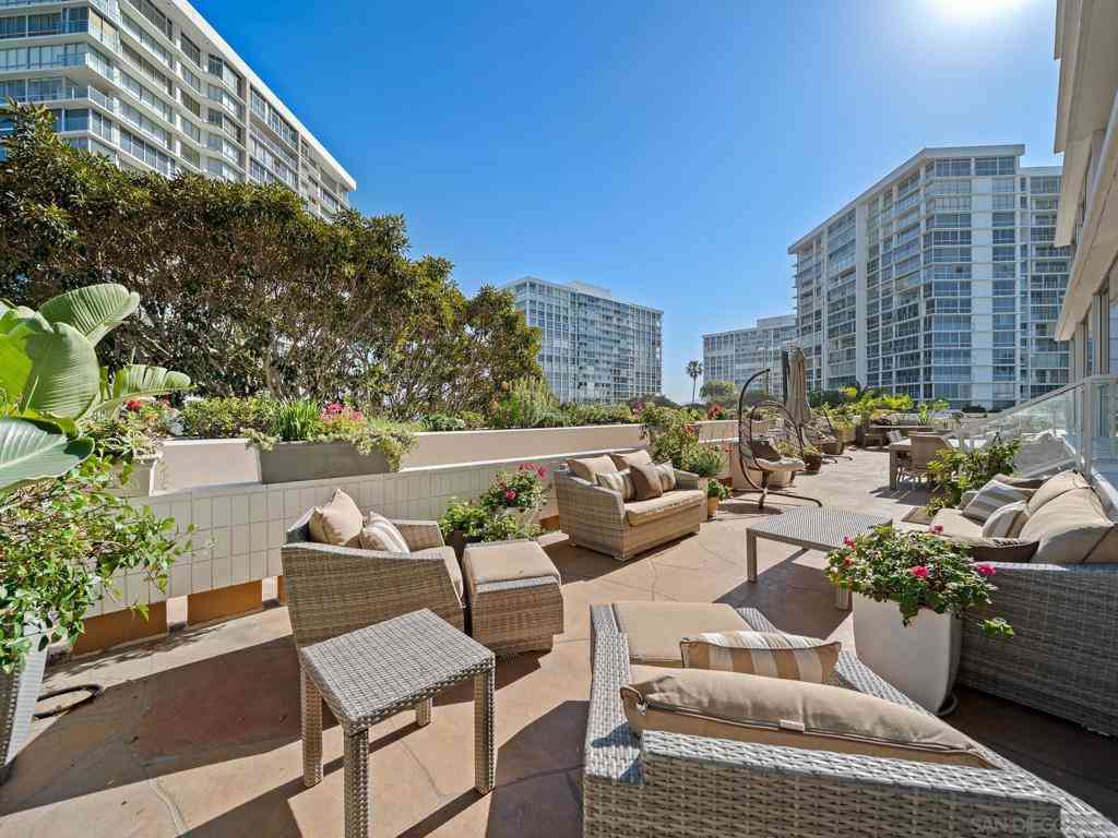 Condo For Sale - 1760 Avenida Del Mundo #101  110<br/> Coronado, CA 92118
