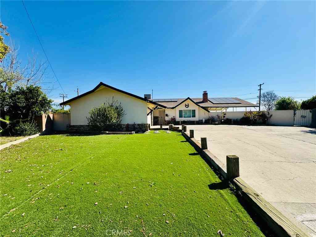 Homes For Sale - 1031 Elizabeth Court<br/> Bakersfield, CA 93308