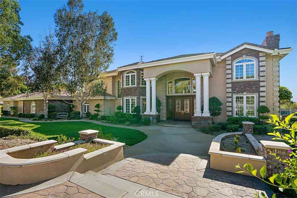 Homes For Sale - 6863 Canyon Hill Drive<br/> Riverside, CA 92506