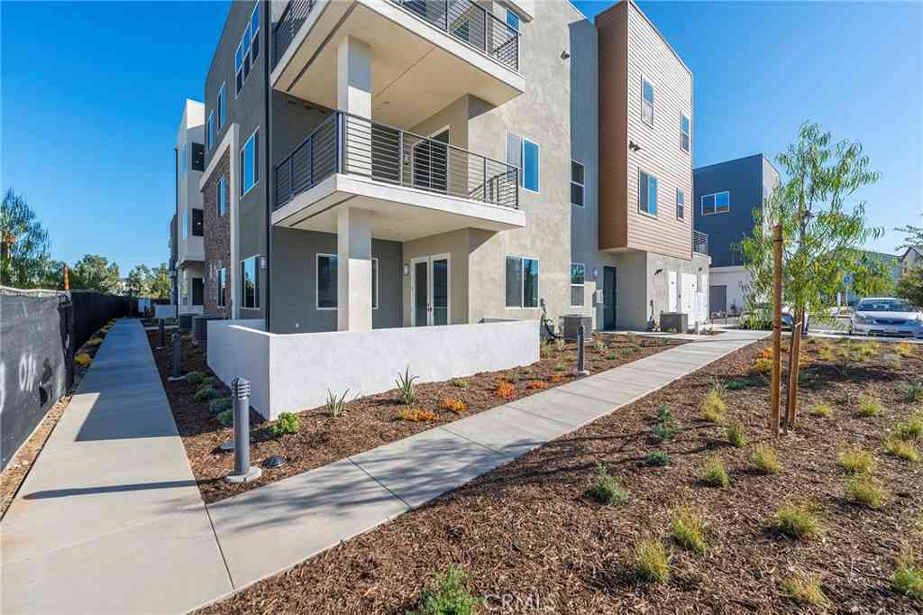 Townhouse For Sale - 121 Baluster<br/> Irvine, CA 92618