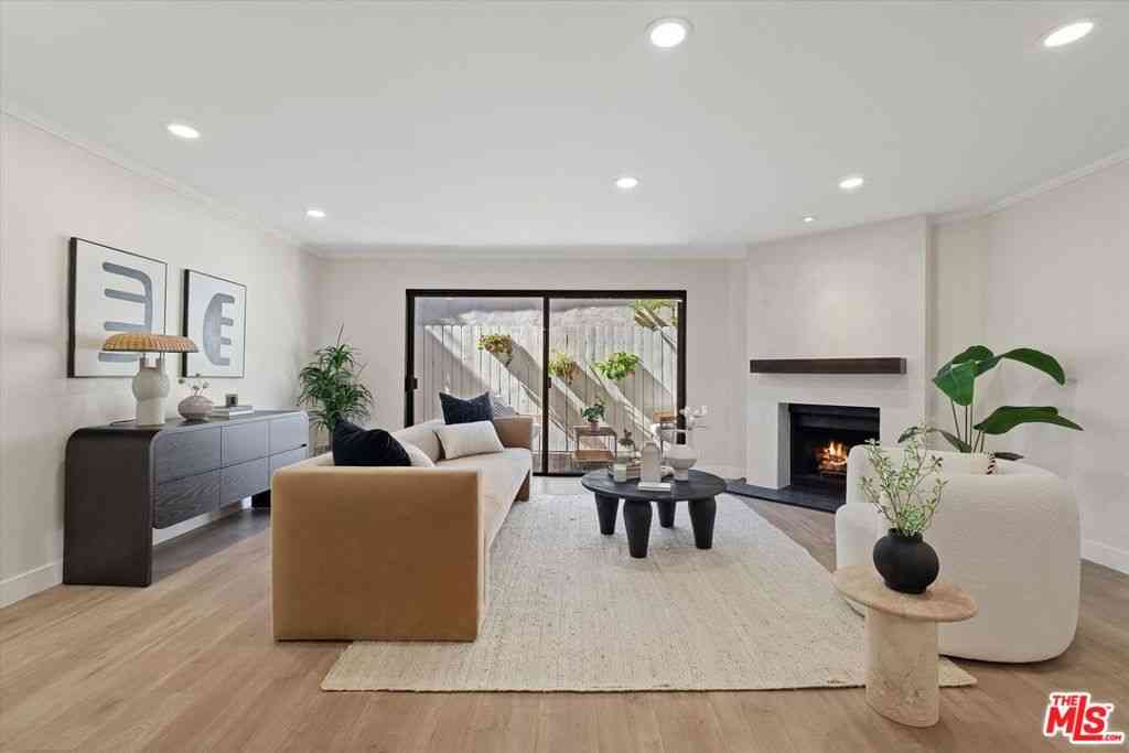 Condo For Sale - 1807 10th Street #4<br/> Santa Monica, CA 90404