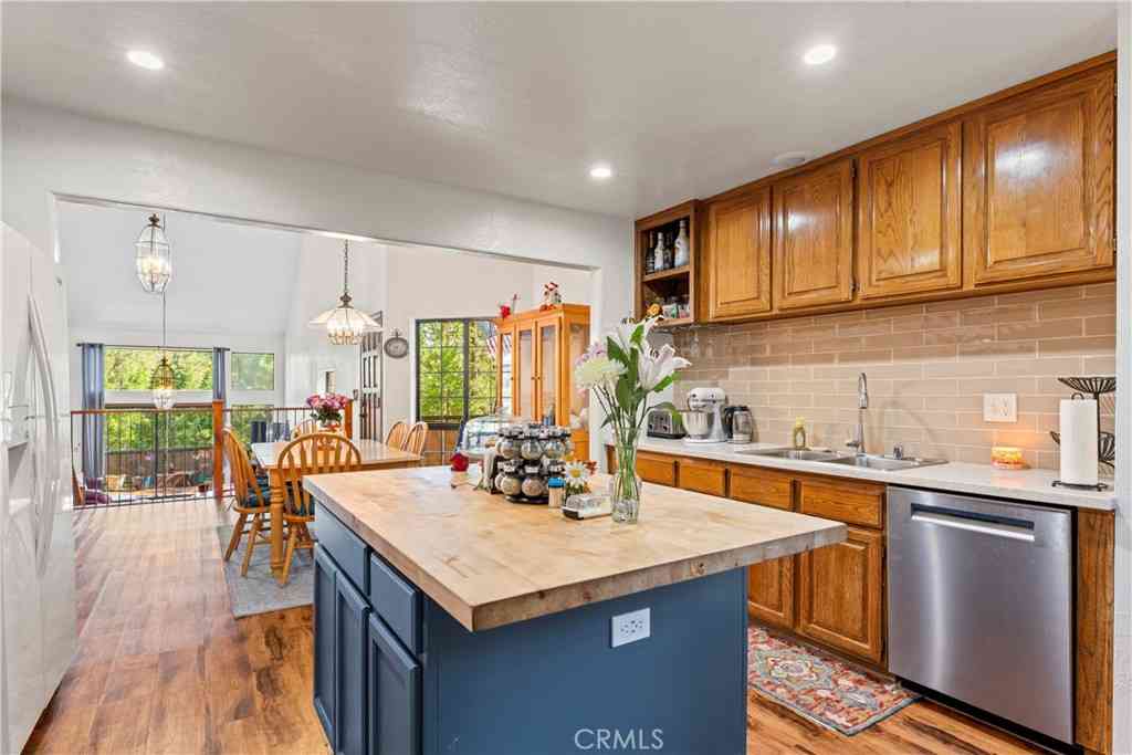 Condo For Sale - 27528 Ashwood Lane<br/> Lake Arrowhead, CA 92352