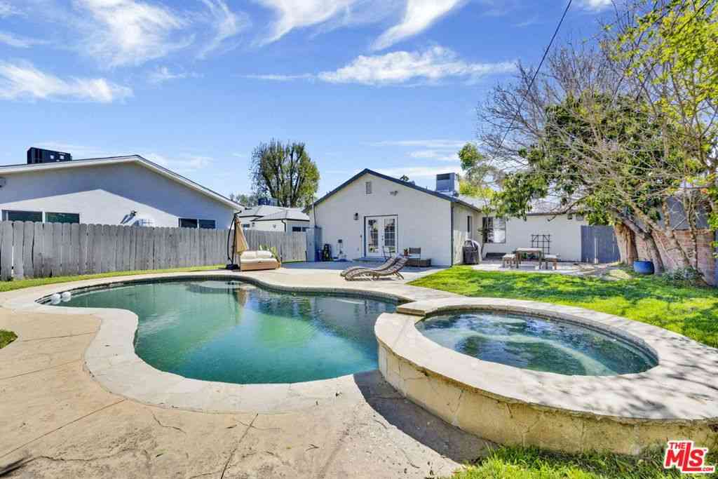 Homes For Sale - 15513 Cohasset Street<br/> Van Nuys, CA 91406