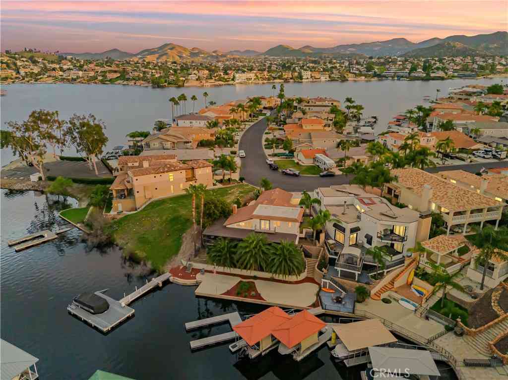 Homes For Sale - 22294 Whirlaway Court<br/> Riverside County, Canyon Lake, CA 92587