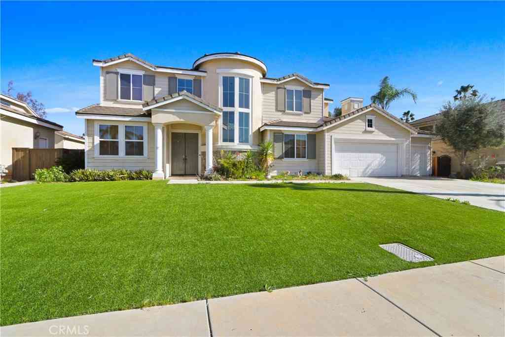 Homes For Sale - 17384 Blue Ridge Court<br/> Riverside, CA 92503