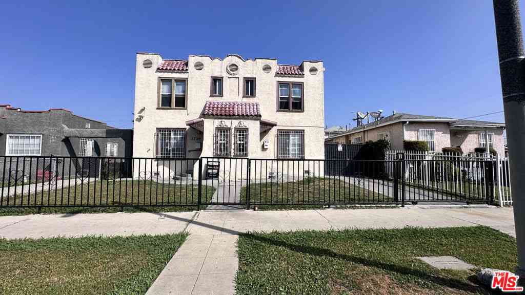 Apartment For Rent - 1709 W 70th Street #1709<br/> Los Angeles, CA 90047