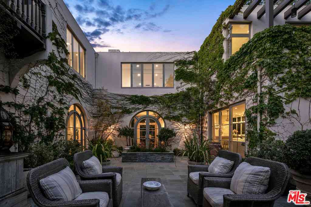 Homes For Sale - 850 Muskingum Avenue<br/> Pacific Palisades, CA 90272