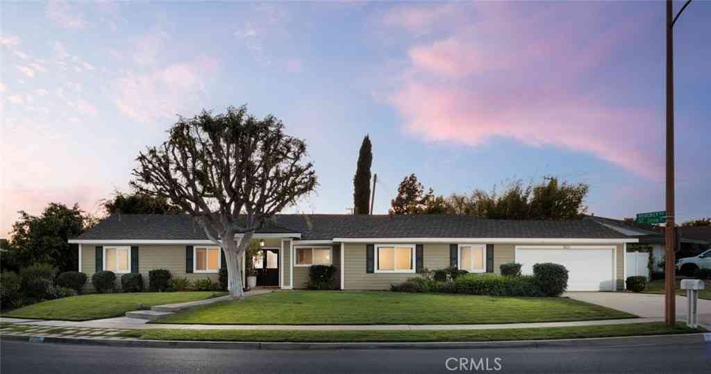 Homes For Sale - 1032 Saint John Place<br/> North Tustin, CA 92705