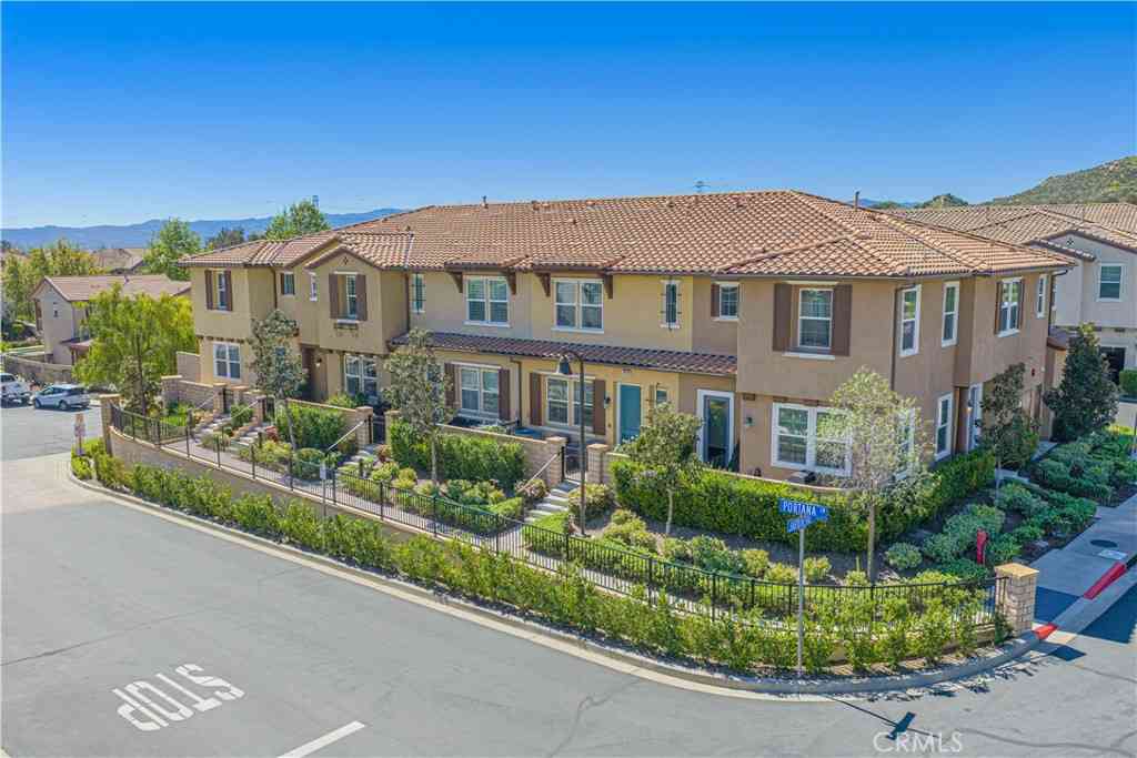 Townhouse For Sale - 28706 Jardineras Dr<br/> Valencia, CA 91354