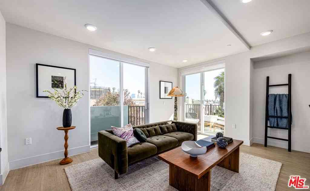 Condo For Rent - 707 S Berendo Street #204<br/> Los Angeles, CA 90005