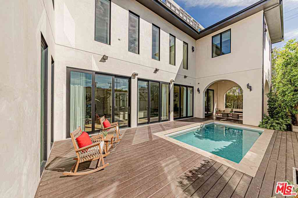 Homes For Sale - 310 N Lucerne Boulevard<br/> Los Angeles, CA 90004