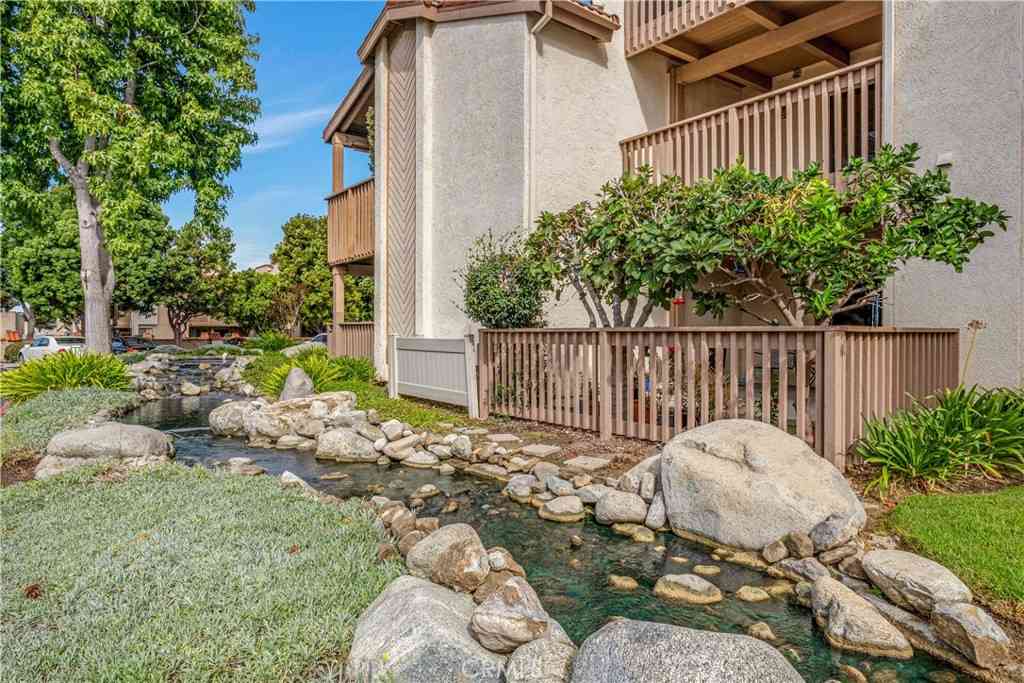 Condo For Sale - 16581 Grunion Lane #204<br/> Huntington Beach, CA 92649