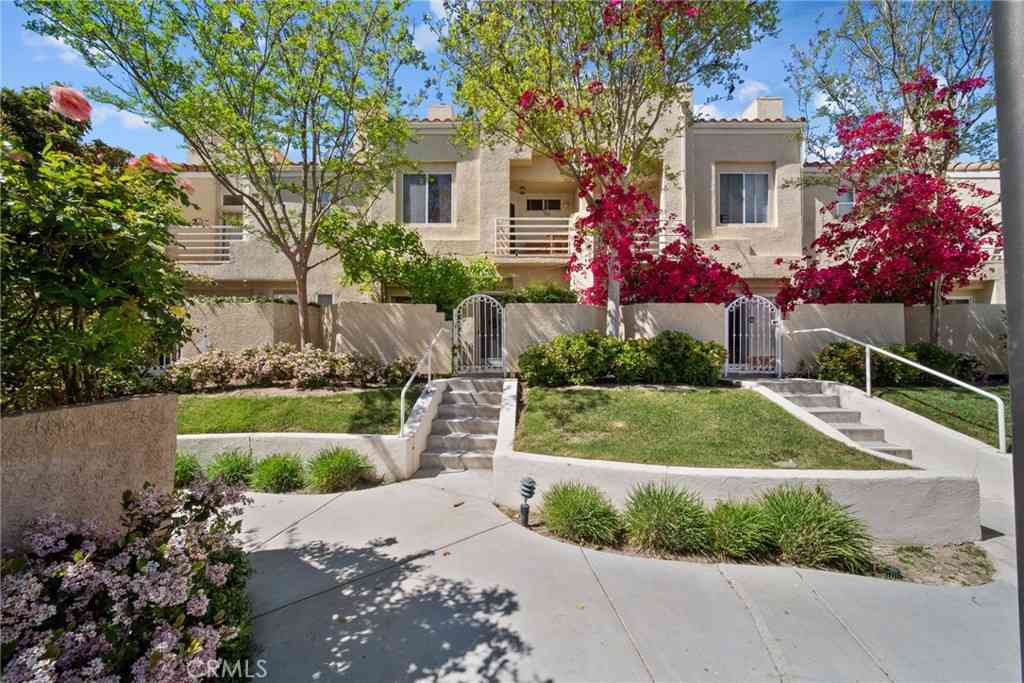 Townhouse For Sale - 25725 Perlman #127<br/> Stevenson Ranch, CA 91381