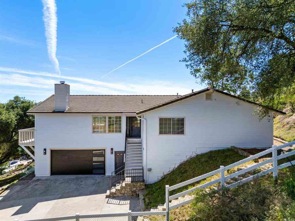 Homes For Sale - 28148 Mountain Meadow Road<br/> Escondido, CA 92026