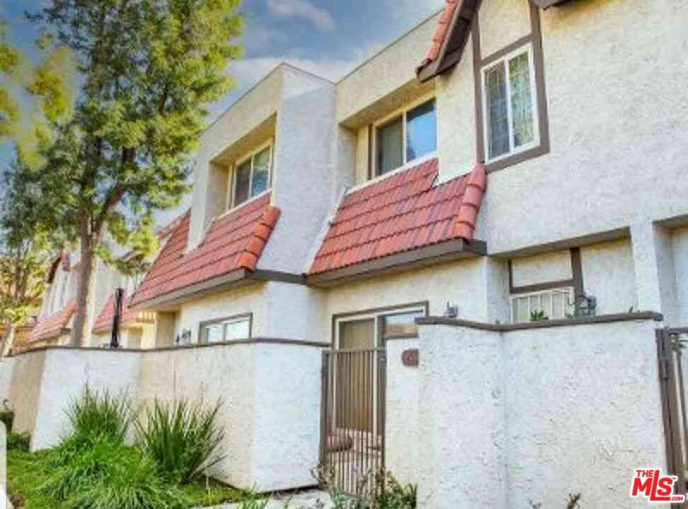 Condo For Sale - 27656 Ironstone Drive #2<br/> Canyon Country, CA 91387