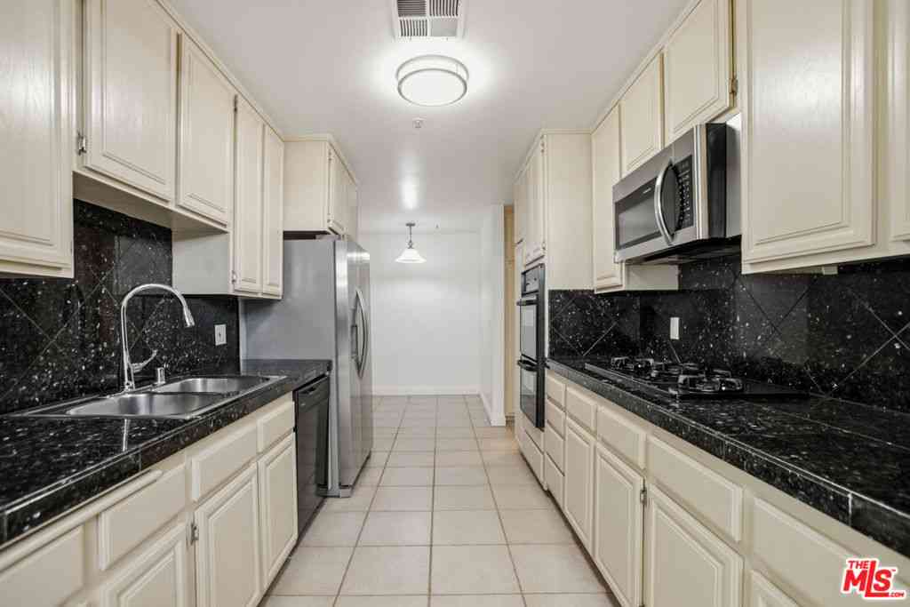 Condo For Rent - 1508 Veteran Avenue #105<br/> Los Angeles, CA 90024