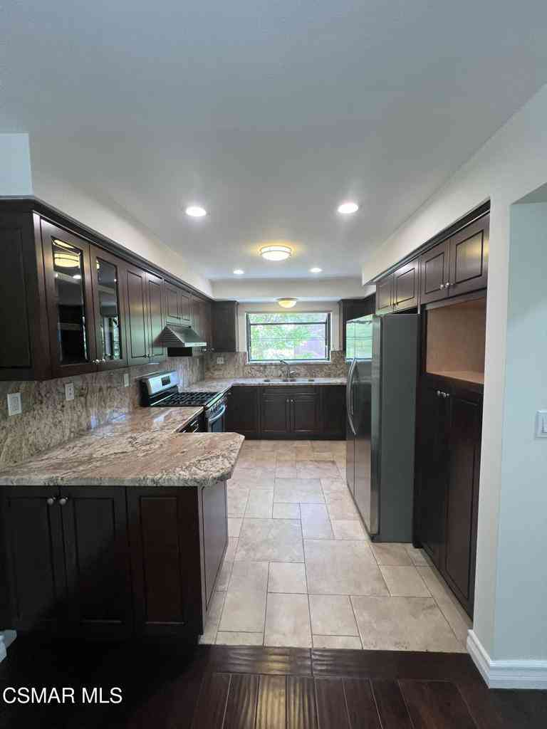 Townhouse For Rent - 21900 Marylee Street #292<br/> Woodland Hills, CA 91367