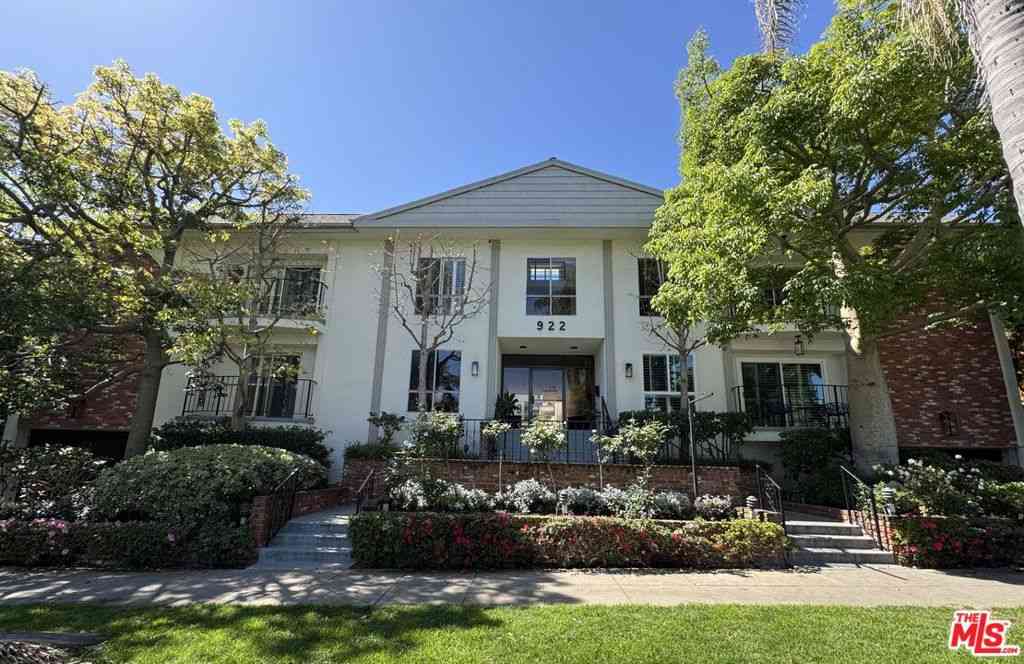 Condo For Sale - 922 14th Street #111<br/> Santa Monica, CA 90403