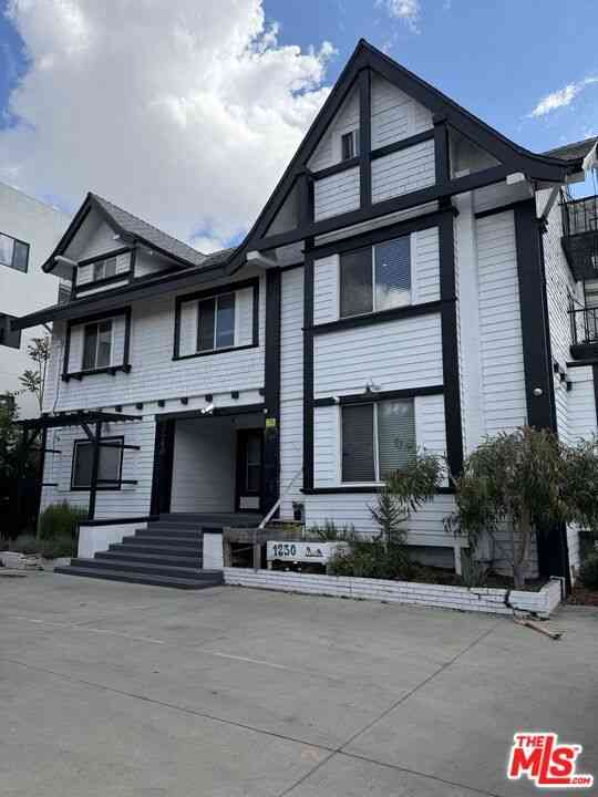 Homes For Sale - 1250 Magnolia Avenue<br/> Los Angeles, CA 90006