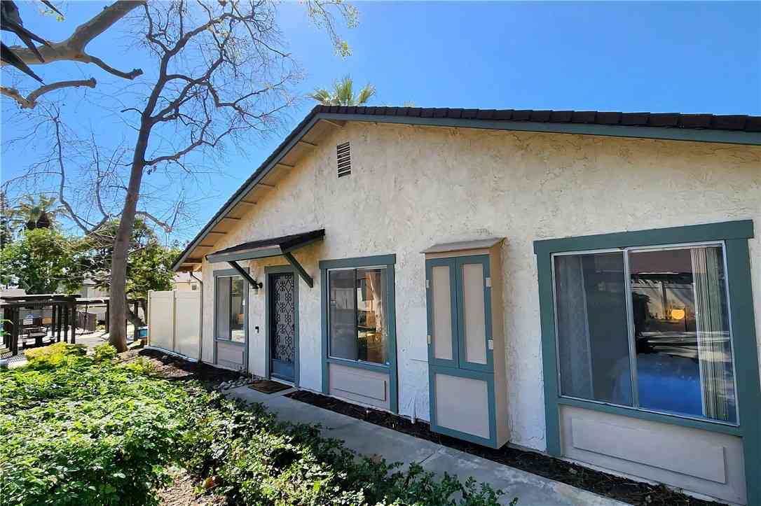 Condo For Sale - 820 E Silver Maple<br/> Azusa, CA 91702