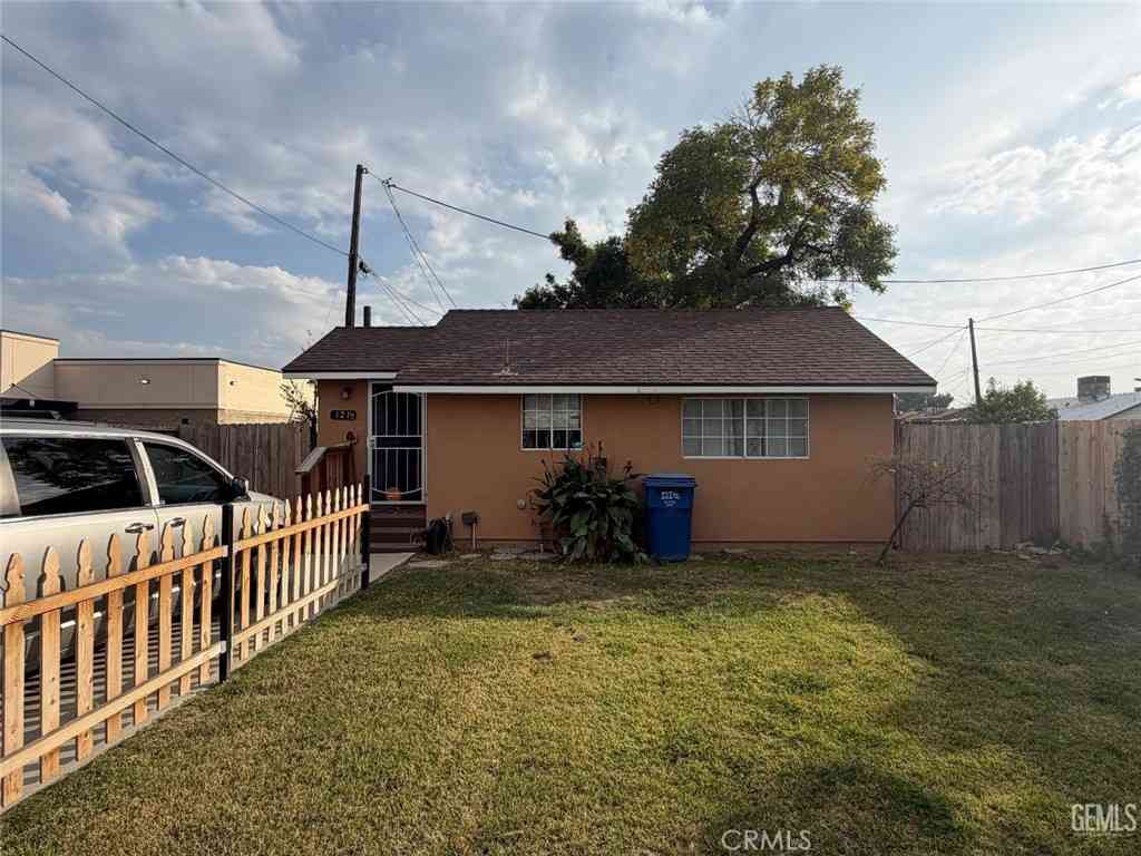 Homes For Sale - 121 Roberts<br/> Bakersfield, CA 93308