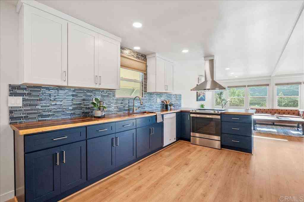 Mobile Home For Sale - 8975 Lawrence Welk Drive #SPC 195<br/> Escondido, CA 92026