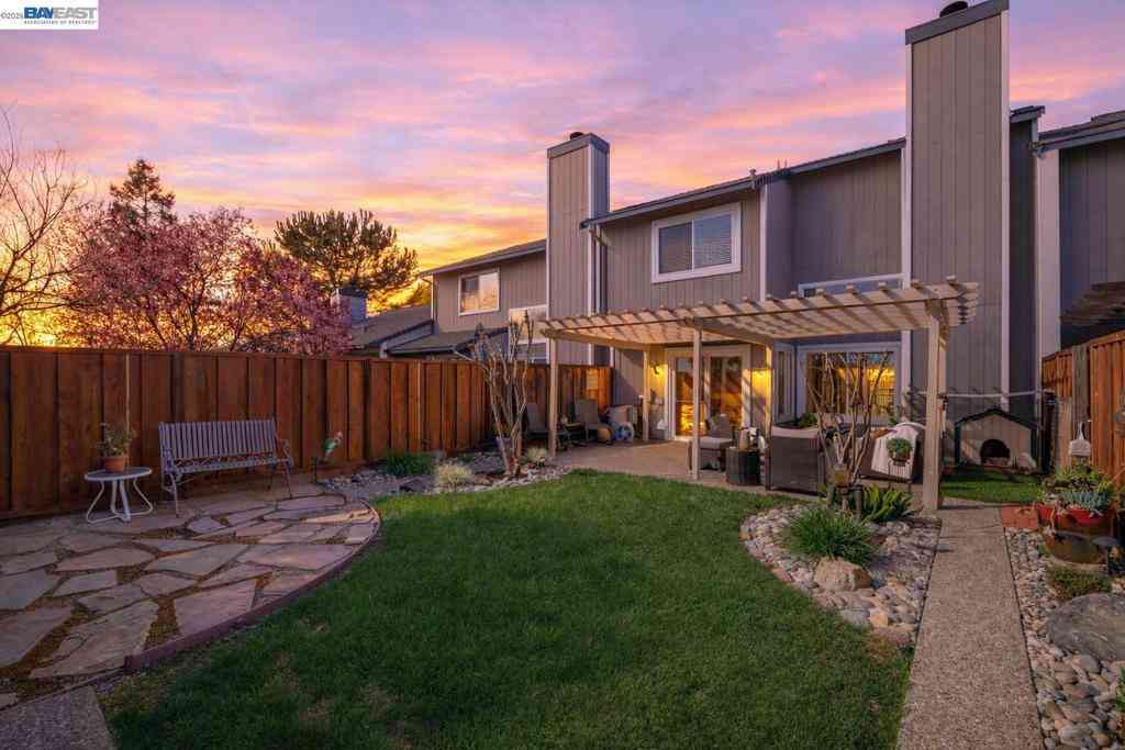 Townhouse For Sale - 2013 Galloway Cmn<br/> Livermore, CA 94551