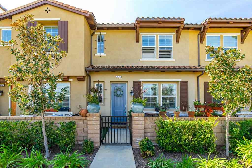 Townhouse For Sale - 28744 Jardineras<br/> Valencia, CA 91354